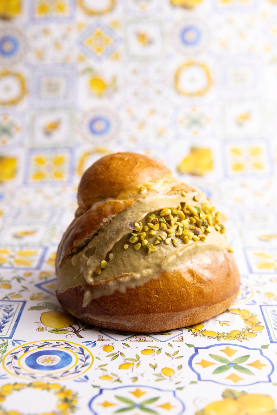 Brioche col tuppo con gelato al pistacchio